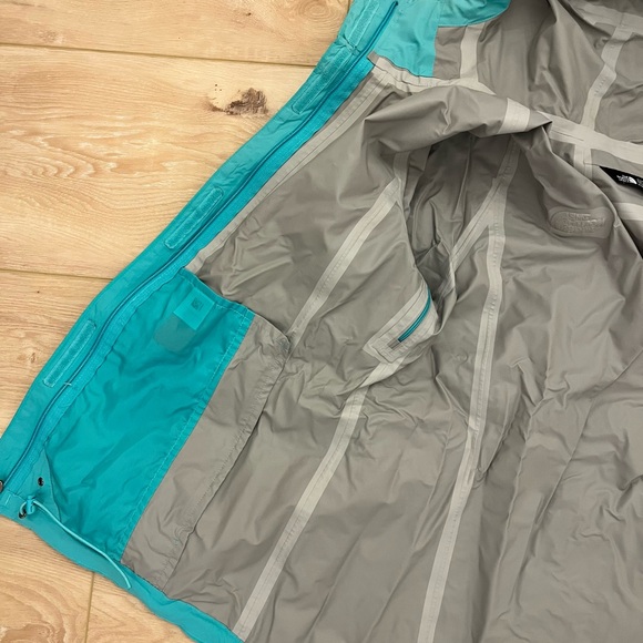 The North Face Women's Aqua Hooded Rain Jacket - Picture 5 of 9